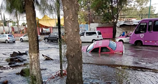 Fuga de agua abre socavón y taxi cae dentro en Iztapalapa