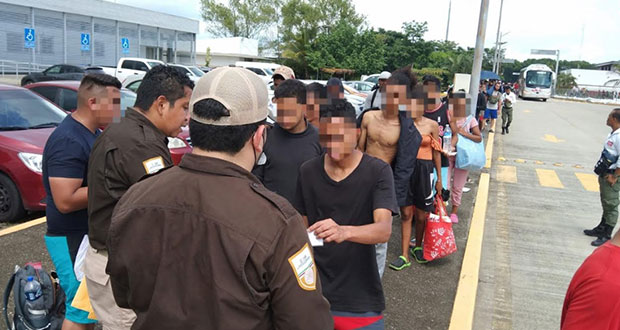 INM entrega tarjetas humanitarias a migrantes de caravana en Chiapas