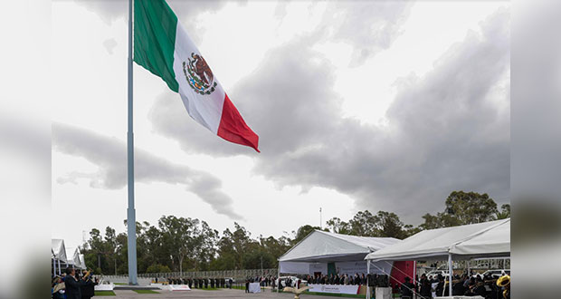 Inauguran bandera monumental en Mausoleo de Zaragoza; van 8 en Puebla capital