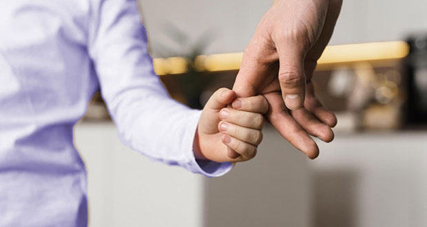 Ingeniero y padre, Toño cría a su hijo desde los 3 años hasta universidad