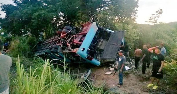 Mueren 9 peregrinos por volcadura de camión en Chiapas; 28, heridos
