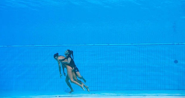 Nadadora mexicana se desmaya en medio de competencia