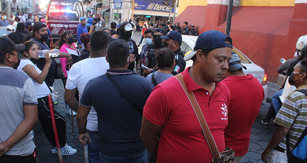 Por agresión a inspector, riña entre vendedores y policías en Puebla