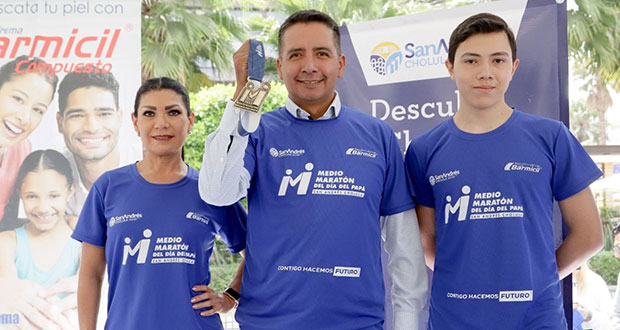 Presenta Tlatehui playera y medalla de medio maratón por Día del Papá