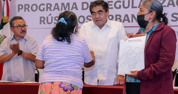 Sigue regularización de predios; dan 614 títulos de propiedad