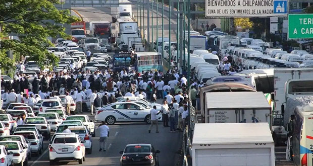 Transportistas de Guerrero bloquean Autopista del Sol; piden seguridad