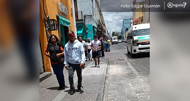 Tras reporte, ayuntamiento retira caseta en banqueta en CH de Puebla