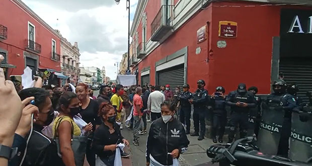 Ambulantes intentan instalarse en calles del CH; policías municipales lo impiden