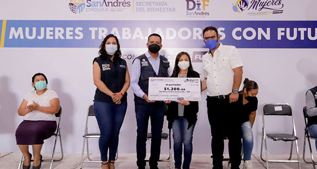 Benefician a 300 trabajadoras con apoyos económicos en San Andrés