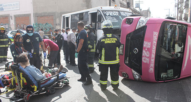 Choque de microbús y combi en Puebla capital deja 14 heridos