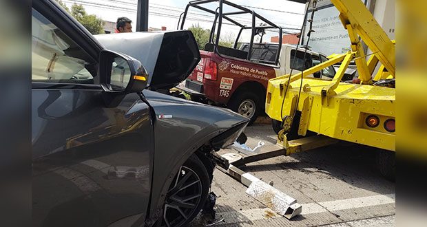 En 11 Sur, fuerte choque entre patrulla de policía estatal y auto