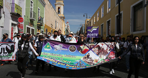En Puebla, protestan contra iniciativa para prohibir peleas de gallos