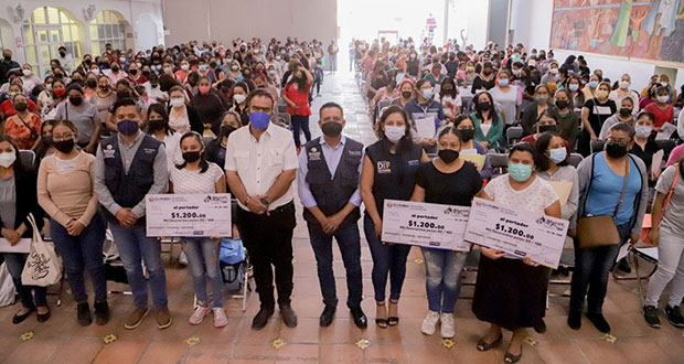 En San Andrés, dan 300 apoyos económicos a mujeres trabajadoras