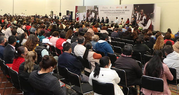 Entrega SEP estímulos a personal de apoyo en escuelas de Puebla  