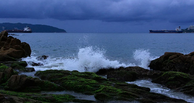 Huracán Estelle se acerca a Colima y causa lluvias en 8 estados 
