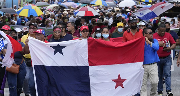 Luego de manifestaciones, en Panamá bajan precio de gasolina