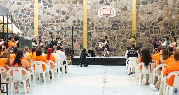 Mon Laferte ofrece concierto en Cereso femenil de Sonora