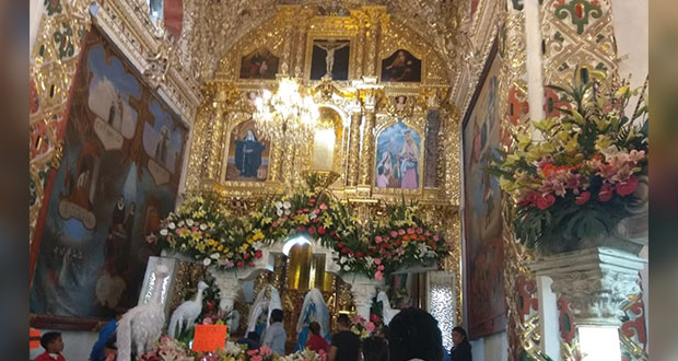 Roba corona de la virgen en Acajete y pobladores lo golpean  