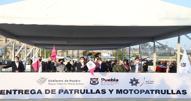 Barbosa y Rivera entregan 155 patrullas; mandatario llama a mayor coordinación