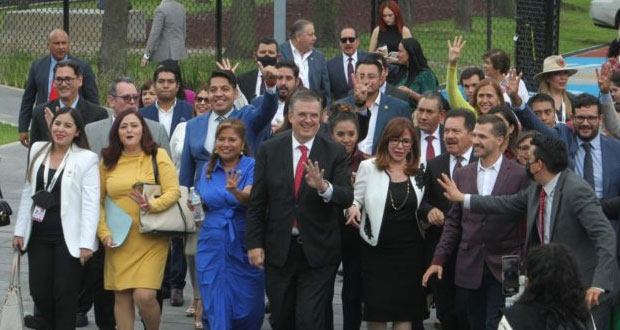 A Ebrard, diputados gritan “¡presidente!” en plenaria de Morena