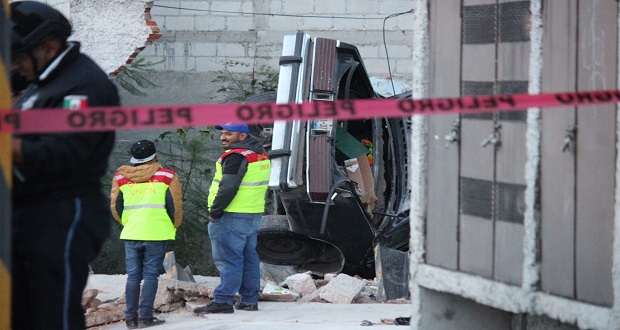 Vehículo particular choca contra muro en la 11 Sur; mueren dos