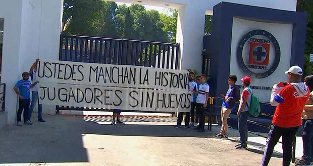 Aficionados protestan en instalaciones de Cruz Azul tras goleada