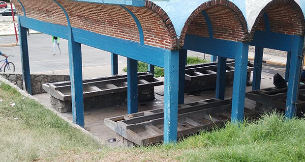 Ante falta de agua, previve tradición de lavaderos junto a tianguis en Puebla