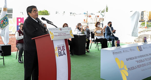 Barbosa entrega casas a afectados de Xochimehuacan y condena crimen