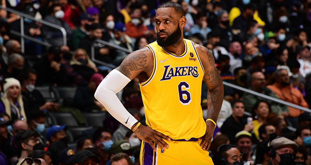 Basquetbolista Le Bron James, entre dueños del equipo AC Milan
