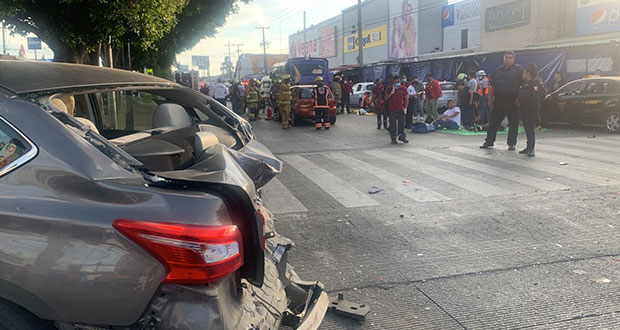 Choque entre 3 vehículos en esquina de Fayuca deja 50 lesionados