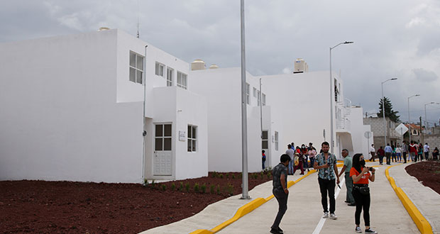 Con sentimientos encontrados, reciben viviendas afectados de Xochimehuacan 