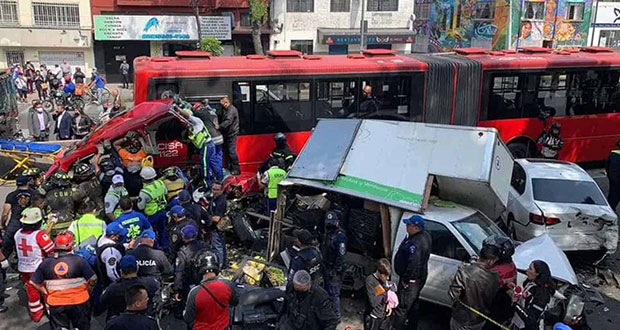 Conductor invade carril del Metrobús y choca al salir; hay 5 heridos