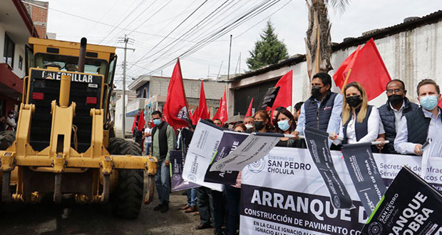 Dan banderazo de inicio a pavimentación en Ignacio Allende, Momoxpan