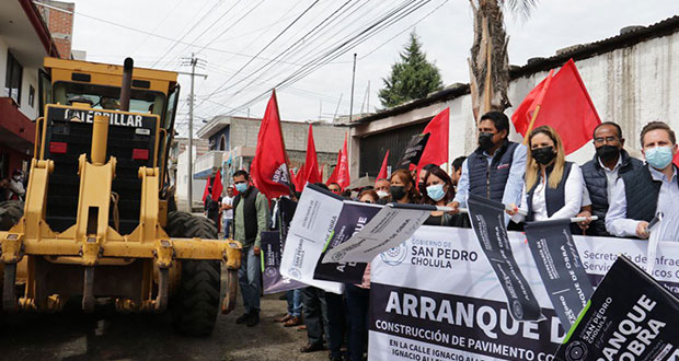 Dan banderazo de inicio a pavimentación en Ignacio Allende, Momoxpan 