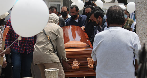 Dan último adiós a Santiago, muerto por caída de árbol en Puebla