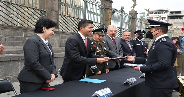 Eduardo Rivera entrega condecoraciones en el marco del Día del Policía