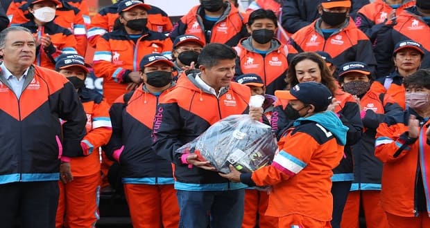 Rivera entrega 472 kits de uniformes a personal de limpia
