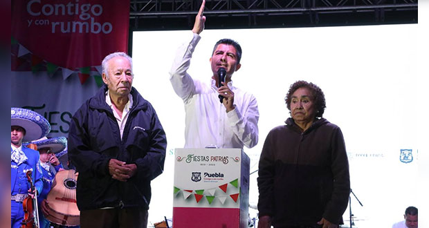 Estas calles del CH de Puebla se encienden con adornos patrios 