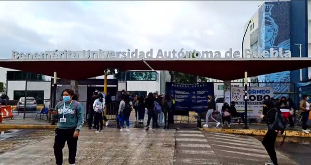 El estudiante mueve la economía de Puebla: comerciante afuera de CU de BUAP