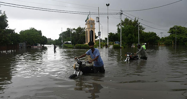 Inundaciones causan emergencia nacional en Pakistán, van 937 muertos