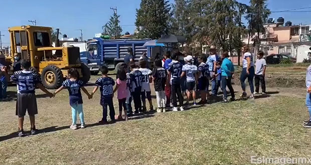 Jóvenes y padres defienden campo en Cuautlancingo ante obra de comuna