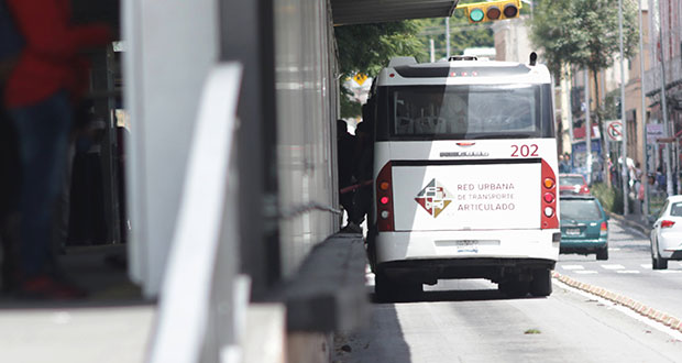 Metrobús en Puebla es seguro, pero hacen falta más unidades: usuarios
