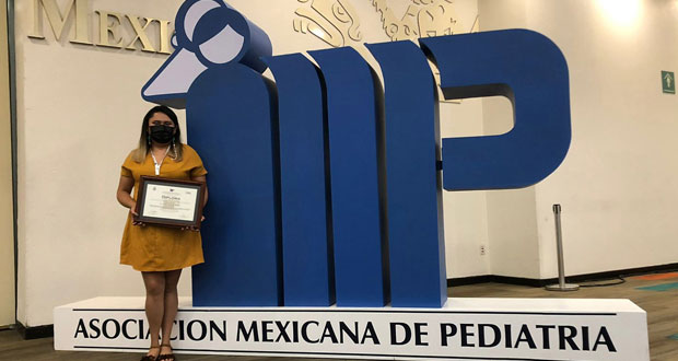 Otorgan premio a egresada de la licenciatura en nutrición de la BUAP