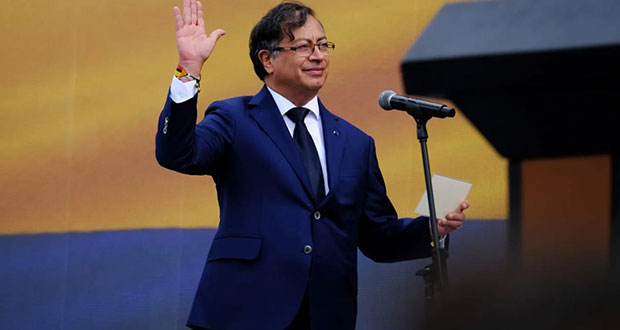 Petro asume presidencia de Colombia; Ebrard y Gutiérrez Müller asisten  
