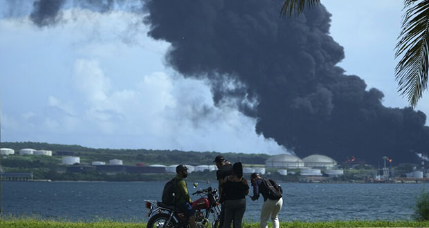 Rayo incendia tanque de petróleo en Cuba; México envía ayuda