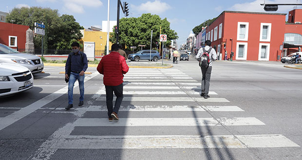 Riesgos en cruces inseguros aumentan por falta de cultura vial de automovilistas: peatones