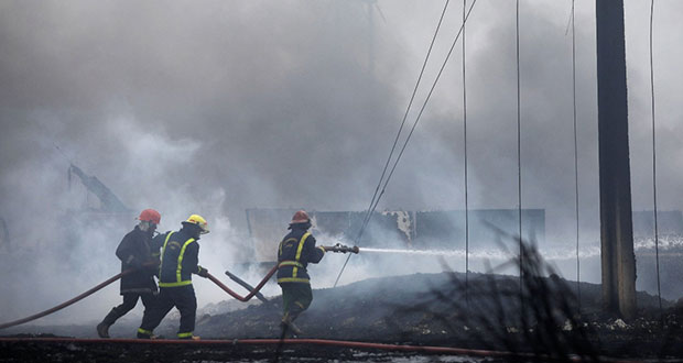 Sofocan fuego en tanques de combustible en Cuba; van 2 muertos