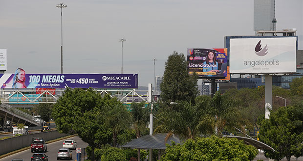 Sólo 11.4% de 237 espectaculares en Puebla capital están regularizados