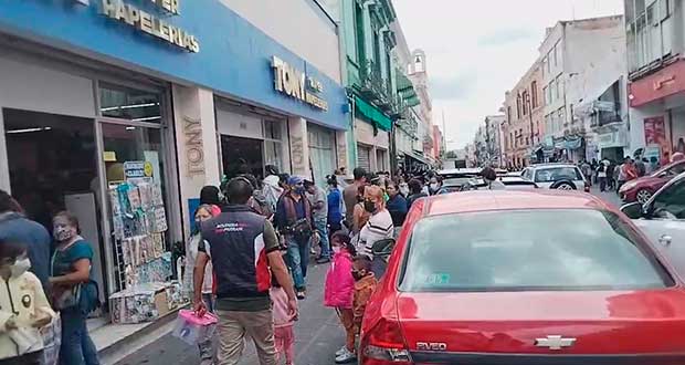Papás poblanos compran lo básico de listas escolares y evitan endeudarse 