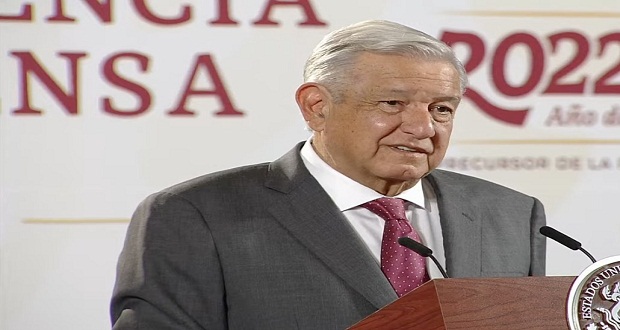 AMLO recuerda víctimas de sismos del 19S; encabeza izamiento de bandera